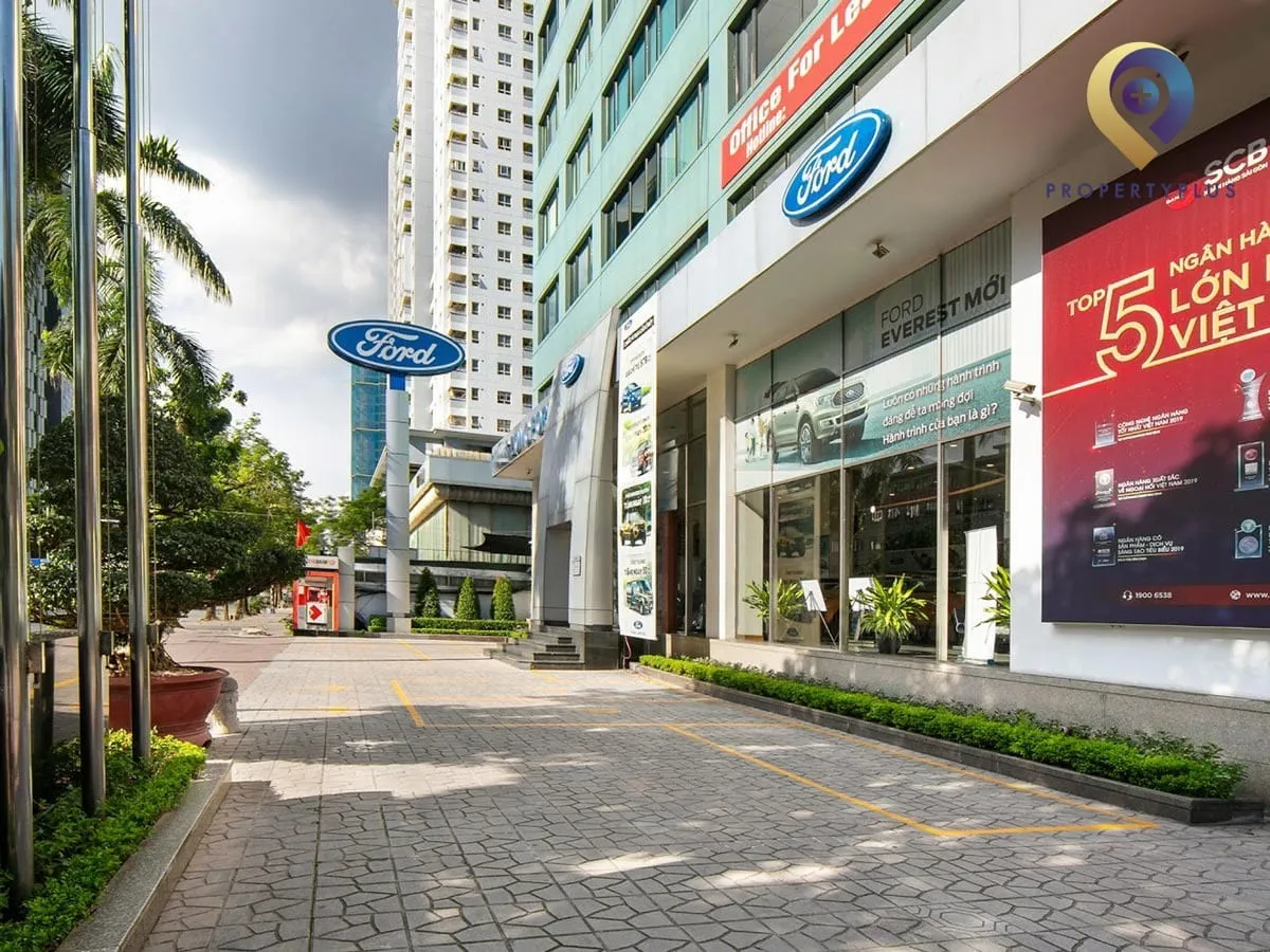 Lối ra vào chính của tòa nhà IDMC Láng Hạ.